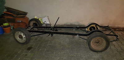 Fahrgestell mit Behelfsfelgen